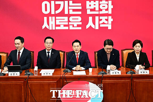 장동혁 국민의힘 대표가 15일 오전 서울 여의도 국회에서 열린 최고위원회의에 참석해 모두발언을 하고 있다. /국회=배정한 기자