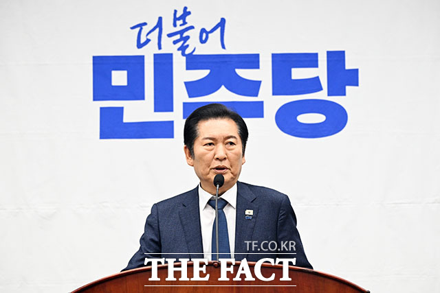 정청래 더불어민주당 대표가 15일 오후 서울 여의도 국회에서 열린 의원총회에서 발언을 하고 있다. /국회=남용희 기자