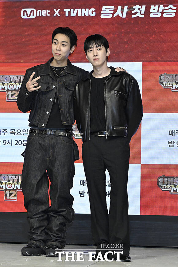 포즈를 취하고 있는 심사위원 출연자들.