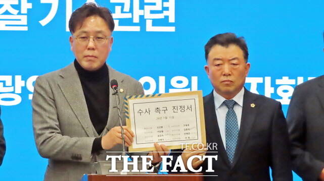 민주당 논산시 광역·기초의원 일동이 15일 성명서 발표 이후 수사 촉구 진정서를 논산경찰서에 제출한다고 밝히고 있다. /김형중 기자
