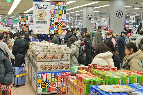 한국관광공사가 집계한 일본인 입국자수와 롯데마트 내점 객수 데이터를 비교한 결과, 지난해 11월 방한 일본인 중 17% 이상이 롯데마트를 방문한 것으로 나타났다. /롯데마트