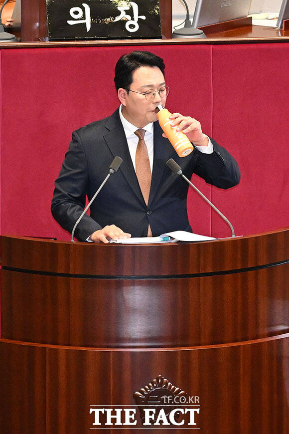 '윤석열·김건희에 의한 내란·외환 및 국정농단 행위의 진상규명을 위한 특별검사 임명 등에 관한 법률안'에 대해 무제한 토론(필리버스터) 시작한 천 원내대표.