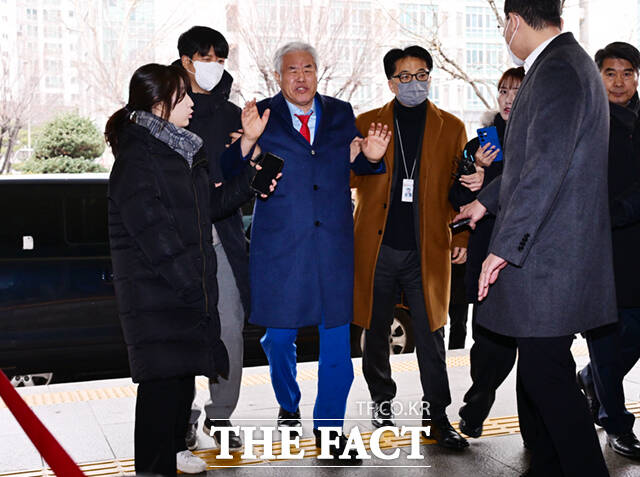 서부지법 폭동 사태 배후로 지목돼 구속된 전광훈 사랑제일교회 목사가 15일 서울 마포구 서울서부지방법원에서 열린 구속적부심사에 출석하며 취재진 질의에 