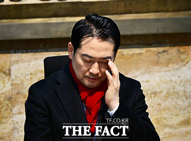 장동혁 국민의힘 대표가 15일 오후 서울 여의도 국회 로텐더홀에서 단식농성을 시작하고 있다. /국회=배정한 기자