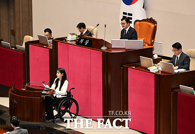 인요한 전 의원의 사퇴로 비례 의석을 승계한 이소희 국민의힘 의원이 15일 오후 서울 여의도 국회에서 열린 본회의에 참석해 인사말을 하고 있다. /국회=배정한 기자