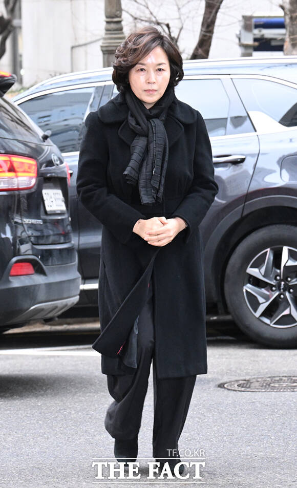 김경 서울시의원이 15일 오전 서울 마포구 서울경찰청 공공범죄수사대에 피의자 신분으로 출석하며 고개 숙여 사과하고 있다.