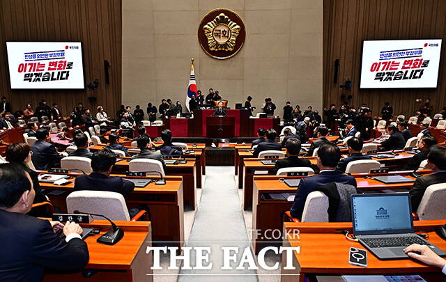 장동혁 국민의힘 대표(오른쪽)가 15일 오전 서울 여의도 국회에서 열린 의원총회에 참석해 송언석 원내대표의 모두발언을 듣고 있다.