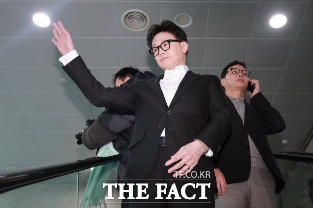 한동훈 전 국민의힘 대표는 14일 자신과 그의 가족이 지난해 11월 국민의힘 익명 당원 게시판에 올라온 윤석열 전 대통령 부부 비방 글을 썼다는 내용의 '당원 게시판 의혹'으로 윤리위로부터 '제명' 결정을 받았다. 사진은 14일 국회 소통관에서 기자회견을 마친 뒤 지지자들에게 인사를 하는 한 전 대표. /남용희 기자