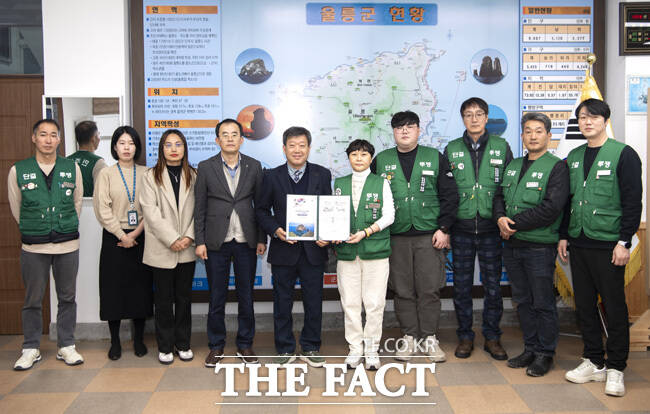 14일 전국민주연합노동조합 울릉군지부는울릉군과 2025년도 임금협약을 체결한후 단체 기념사진을 찍고 있다. /울릉군