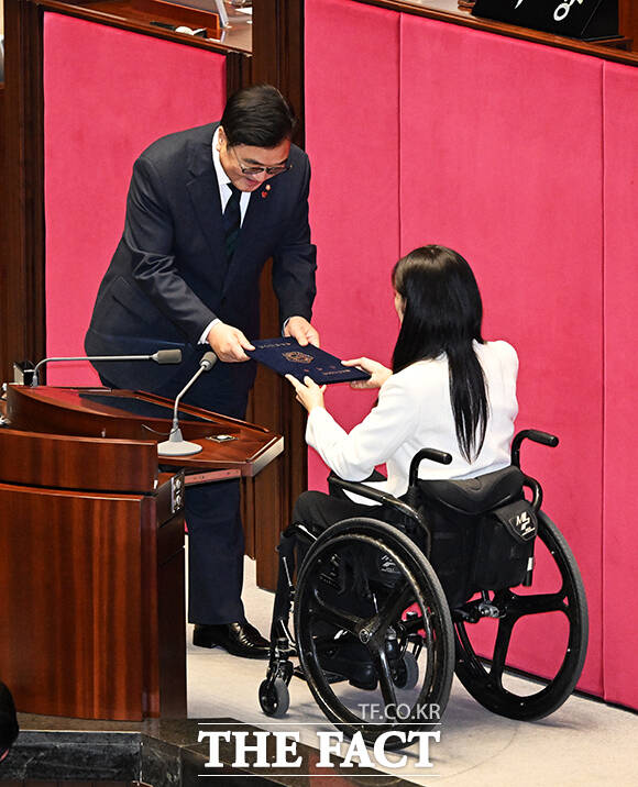 인요한 전 의원의 사퇴로 비례 의석을 승계한 이소희 국민의힘 의원이 15일 오후 서울 여의도 국회에서 열린 본회의에 참석해 인사말을 하고 있다. /국회=배정한 기자