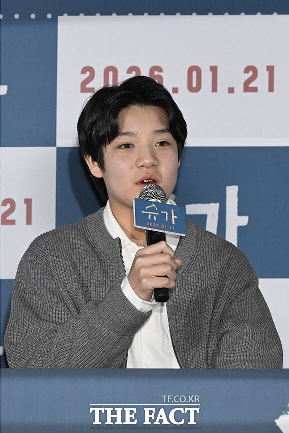 최신춘 감독과 배우 최지우, 고동하, 민진웅(왼쪽부터)이 포즈를 취하고 있다.