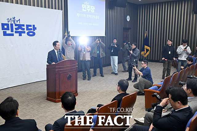 발언하는 정 대표(오른쪽).