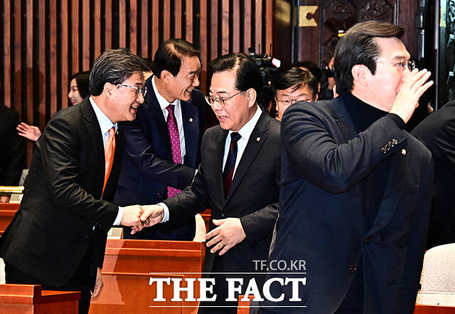 장동혁 국민의힘 대표(오른쪽)가 15일 오전 서울 여의도 국회에서 열린 의원총회에 참석해 송언석 원내대표의 모두발언을 듣고 있다.