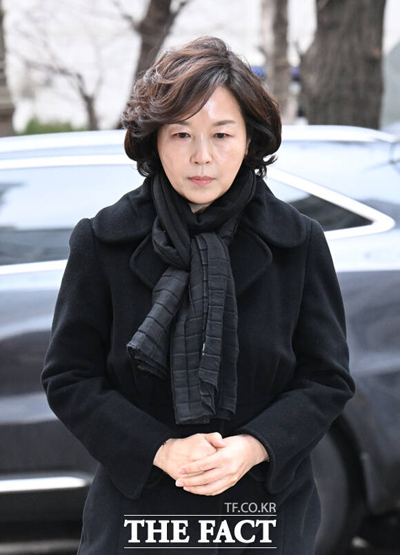 김경 서울시의원이 15일 오전 서울 마포구 서울경찰청 공공범죄수사대에 피의자 신분으로 출석하며 고개 숙여 사과하고 있다.