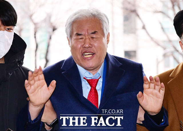 서울서부지법 형사합의11부(부장판사 최정인)는 15일 전광훈 사랑제일교회 목사의 구속적부심 청구를 기각했다. 사진은 전 목사가 이날 서울 마포구 서부지법에서 열린 구속적부심사에 출석하며 취재진 질의에 