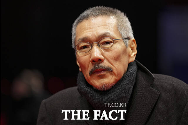 홍상수 감독의 신작 '그녀가 돌아온 날'이 제76회 베를린국제영화제 파노라마 부문에 공식 초청됐다. 사진은 홍상수 감독이 제75회 베를린 국제영화제에서 영화 '그 자연이 네게 뭐하고 하니' 레드 카펫 행사에 참석해 포토 타임을 갖고 있는 모습. /베를린=AP.뉴시스