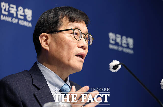 이창용 한국은행 총재가 15일 오전 서울 중구 한국은행에서 열린 통화정책방향 기자간담회에서 생각에 잠겨있다. 한은 금융통화위원회는 이날 새해 첫 회의에서 기준금리를 연 2.50%로 유지, 5연속 동결을 결정했다. /남윤호 기자