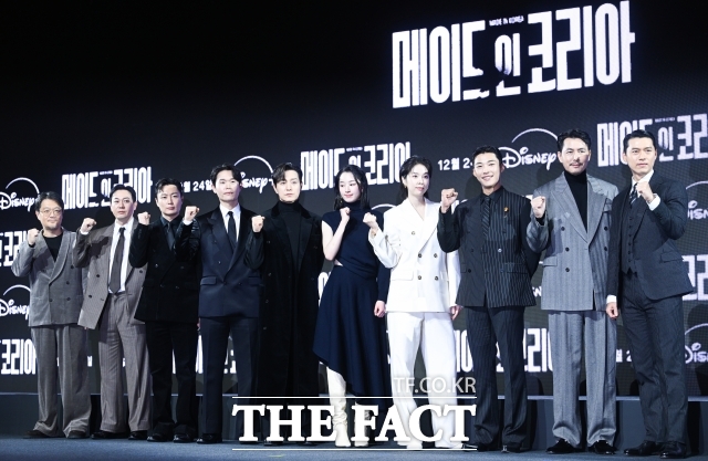 이번주 또다른 빅이슈 BTS 월드투어 소식. 소속사 빅히트는 'BTS WORLD TOUR' 포스터 공개에 이어, 이번주 전 세계 투어 일정을 공식 발표했다. 사진은 지난 8일 오전 서울 종로구 세종문화회관 중앙계단에 설치된 방탄소년단(BTS)의 컴백 랩핑·5집 로고 조형물 앞에서 관광객들이 기념사진을 찍고 있다. /남윤호 기자