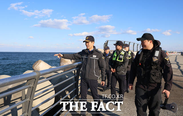 김환경 동해해양경찰서장이 연안 안전사고를 예방하기 위해 순찰을 하고 있다. /동해해경