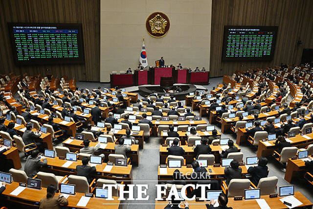 법안 통과에 눈물 훔치는 12.29 제주항공 여객기 참사 희생자 유가족들.