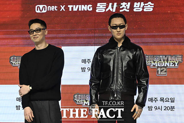 포즈를 취하고 있는 심사위원 출연자들.