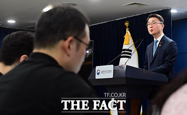 류제명 과학기술정보통신부 2차관이 15일 오후 서울 종로구 정부서울청사에서 독자 AI 파운데이션모델 프로젝트 1차 단계 평가 결과를 브리핑하고 있다. /임영무 기자