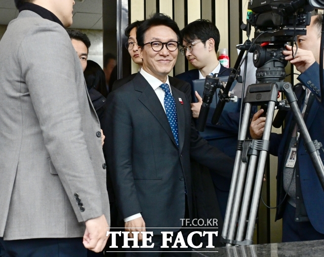 김민석 국무총리는 15일 경기 성남시 판교에 위치한 넥슨 사옥을 방문해 게임 제작 현장과 근무 환경을 둘러보고 게임 산업 전반의 현황과 발전 방안에 대해 현장의 목소리를 청취했다. 사진은 김 총리가 서울 여의도 국회에서 열린 더불어민주당 원내대표 선출을 위한 의원총회에 참석했던 모습이다. /이새롬 기자