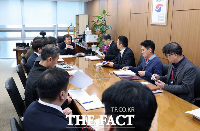 15일 충남도청 정무부지사실에서 열린 행정통합 특별법 특례 원안 반영 TF 첫 회의에서 전형식 부지사와 담당 부서장 등 참석자들이 재정 특례에 따른 예산 확보 방안을 논의하고 있다. /충남도