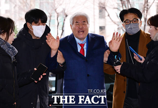 서부지법 폭동 사태 배후로 지목돼 구속된 전광훈 사랑제일교회 목사가 15일 서울 마포구 서울서부지방법원에서 열린 구속적부심사에 출석하며 취재진 질의에 