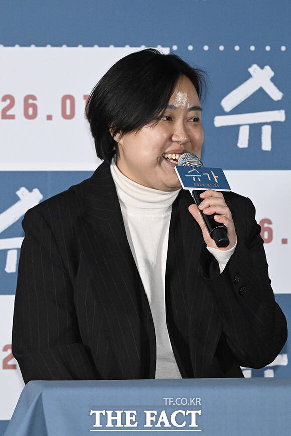 최신춘 감독과 배우 최지우, 고동하, 민진웅(왼쪽부터)이 포즈를 취하고 있다.