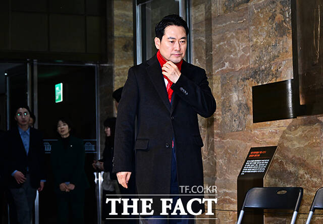 장동혁 국민의힘 대표가 15일 오후 서울 여의도 국회 로텐더홀에서 단식농성을 시작하고 있다. /국회=배정한 기자