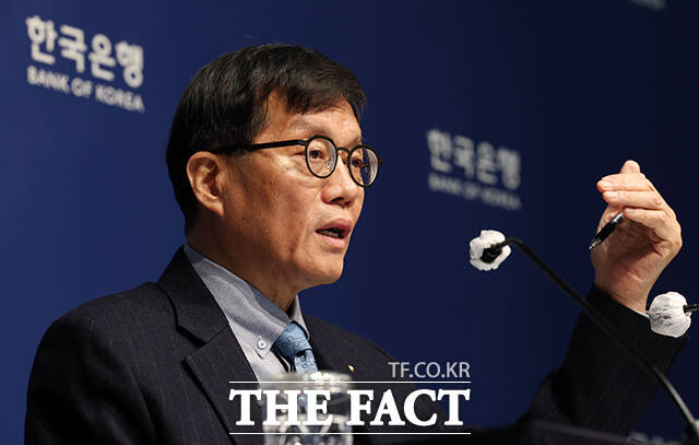 이창용 한국은행 총재가 15일 오전 서울 중구 한국은행에서 열린 통화정책방향 기자간담회에서 생각에 잠겨있다. 한은 금융통화위원회는 이날 새해 첫 회의에서 기준금리를 연 2.50%로 유지, 5연속 동결을 결정했다. /남윤호 기자