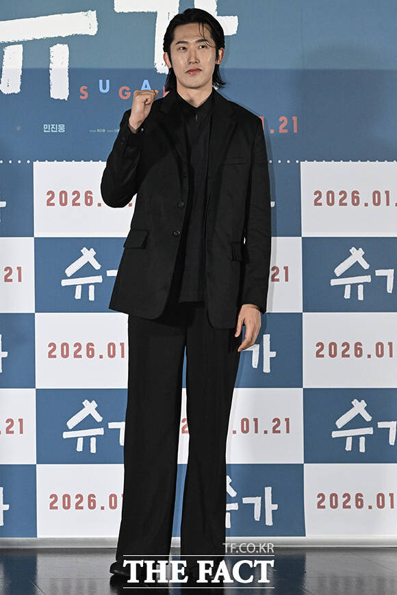 최신춘 감독과 배우 최지우, 고동하, 민진웅(왼쪽부터)이 포즈를 취하고 있다.