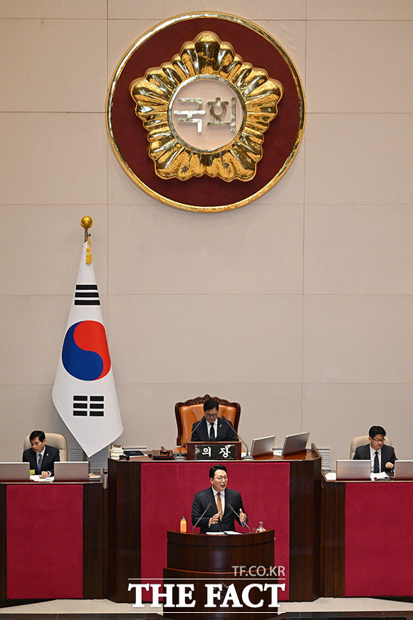'윤석열·김건희에 의한 내란·외환 및 국정농단 행위의 진상규명을 위한 특별검사 임명 등에 관한 법률안'에 대해 무제한 토론(필리버스터) 시작한 천 원내대표.