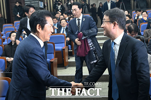 발언하는 정 대표(오른쪽).