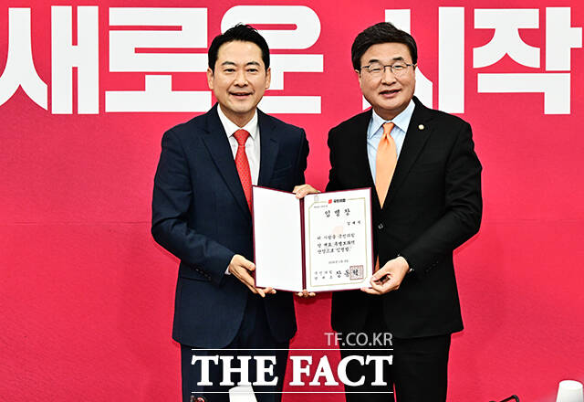 장동혁 국민의힘 대표가 15일 오전 서울 여의도 국회에서 열린 최고위원회의에 참석해 김대식 당대표 특별보좌역 단장에게 임명장을 수여하고 있다.