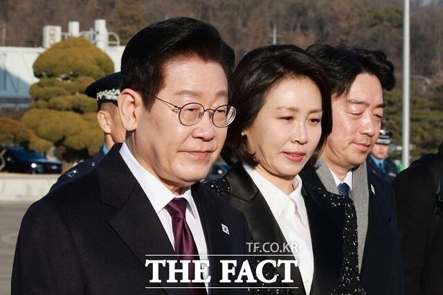 공공임대주택 입주 수요가 빠르게 늘고 있는 반면 공급은 감소하고 있는 것으로 나타났다. 사진은 한일 정상회담을 위해 일본을 방문하는 이재명 대통령과 김혜경 여사가 지난 13일 경기 성남 서울공항에서 공군1호기로 향하고 있다. /뉴시스