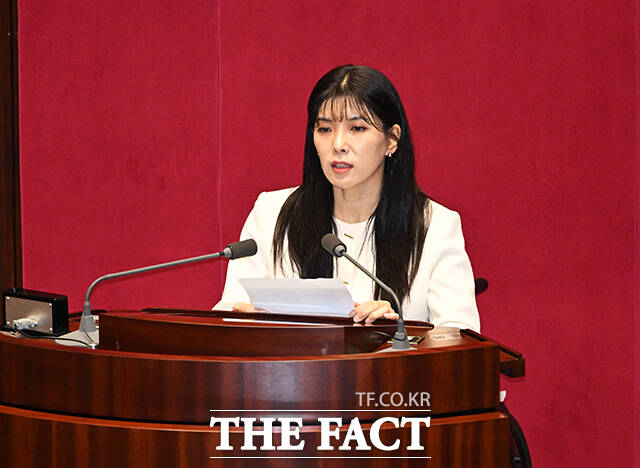 인요한 전 의원의 사퇴로 비례 의석을 승계한 이소희 국민의힘 의원이 15일 오후 서울 여의도 국회에서 열린 본회의에 참석해 인사말을 하고 있다. /국회=배정한 기자