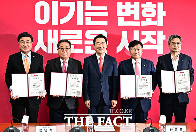 장동혁 국민의힘 대표가 15일 오전 서울 여의도 국회에서 열린 최고위원회의에 참석해 임명장 수여식을 마친 뒤 기념사진 촬영을 하고 있다. 왼쪽부터 김대식 당대표 특별보좌역 단장, 조광한 최고위원, 장 대표, 정점식 정책위의장, 김장겸 당대표 정무실장. /국회=배정한 기자