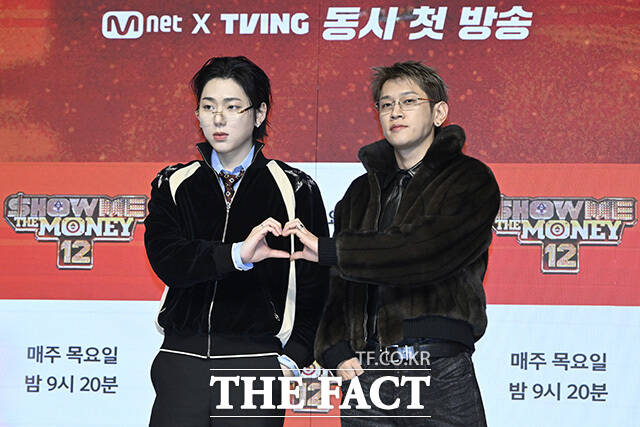 포즈를 취하고 있는 심사위원 출연자들.