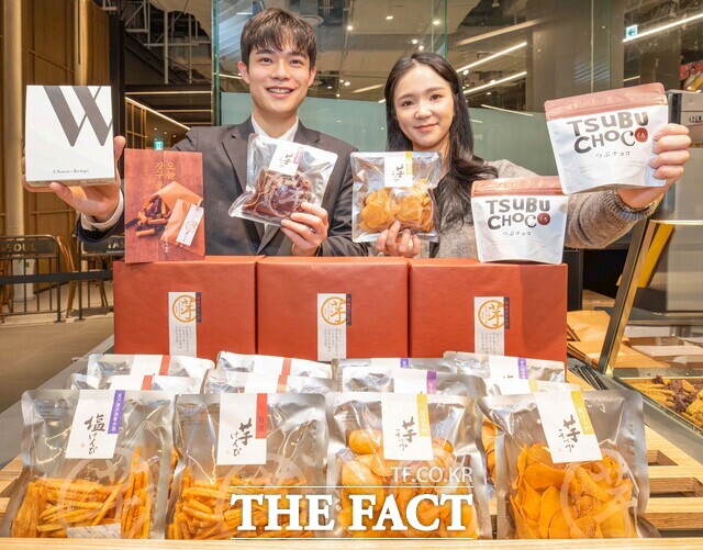 15일 오전 서울 영등포구에 위치한 더현대 서울 지하 1층 '이모야킨지로' 팝업스토어에서 직원들이 대표 상품을 소개하고 있다. /현대백화점그룹