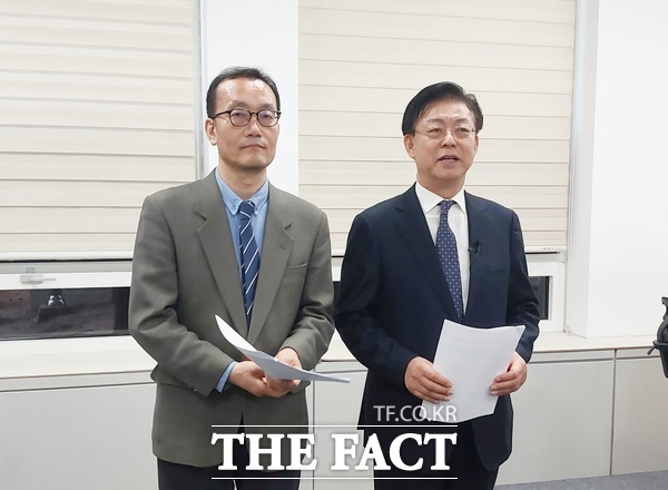 맹수석 전 충남대학교 법학전문대학원 원장(사진 오른쪽)과 강재구 건양대학교 의과대학 교수가 15일 대전시의회에서 기자회견을 통해 대전·충남 행정통합 시 1통합특별시 1교육청을 주장하고 있다. /선치영 기자