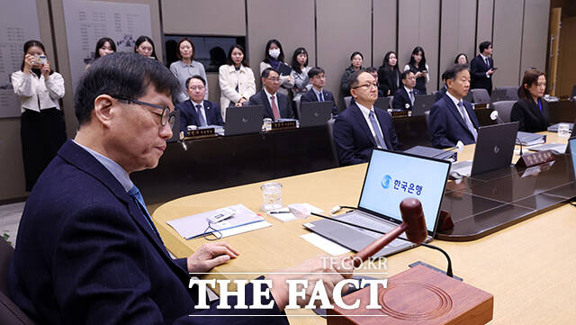 이창용 한국은행 총재가 15일 오전 서울 중구 한국은행 본관에서 열린 금융통화위원회 본회의에서 의사봉을 두드리고 있다. /남윤호 기자
