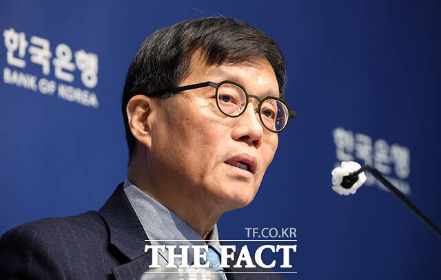 이창용 한국은행 총재가 15일 오전 서울 중구 한국은행에서 열린 통화정책방향 기자간담회에서 생각에 잠겨있다. 한은 금융통화위원회는 이날 새해 첫 회의에서 기준금리를 연 2.50%로 유지, 5연속 동결을 결정했다. /남윤호 기자