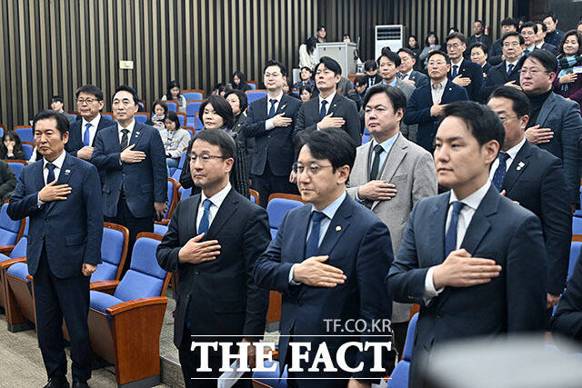 발언하는 정 대표(오른쪽).