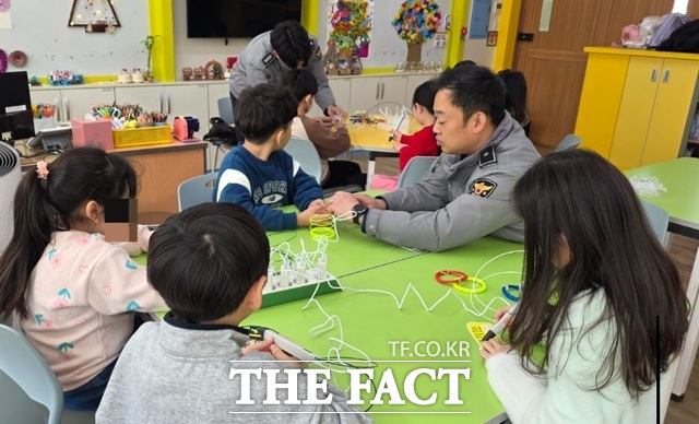 구미경찰서가 겨울방학 동안 학교 돌봄교실과 청소년시설을 이용하는 학생을 대상으로 범죄 예방 교육 프로그램인 아동·청소년 생활안전 길라잡이를 운영하고 있다. /구미경찰서