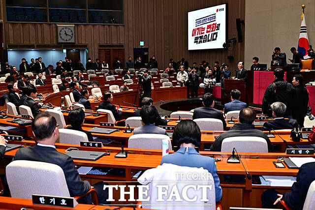 장동혁 국민의힘 대표(오른쪽)가 15일 오전 서울 여의도 국회에서 열린 의원총회에 참석해 송언석 원내대표의 모두발언을 듣고 있다.