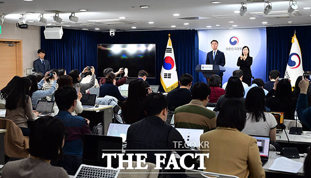 류제명 과학기술정보통신부 2차관이 15일 오후 서울 종로구 정부서울청사에서 독자 AI 파운데이션모델 프로젝트 1차 단계 평가 결과를 브리핑하고 있다. /임영무 기자