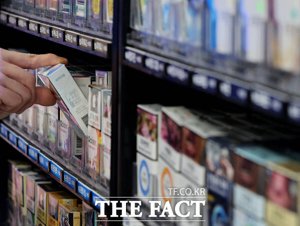 국민건강보험공단이 담배 회사를 상대로 낸 500억원대 담배 소송 항소심에서도 패소했다. 담배업계는 지난 수년간 이어져 온 법원의 판단을 존중한다면서 일제히 환영의 뜻을 내비쳤다. /뉴시스