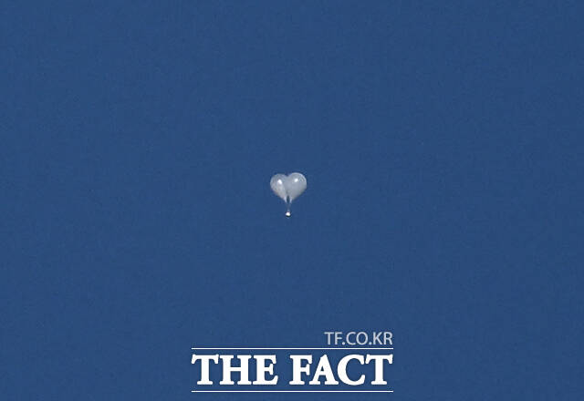 지난 2024년 10월 서울 서대문구 상공에 북한이 날려 보낸 오물풍선이 날아가고 있다. /박헌우 기자